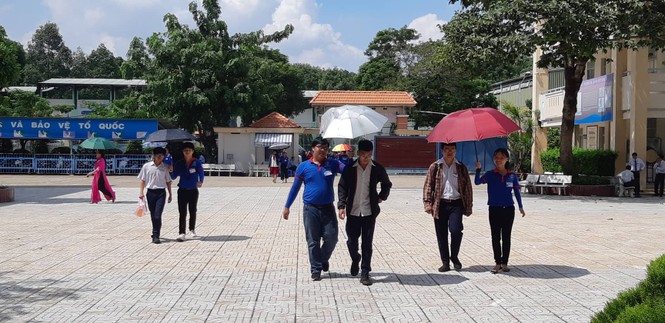 Kết thúc thi Toán: Thí sinh hớn hở, cập nhật lời giải - ảnh 1