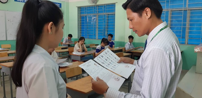 Kết thúc thi Toán: Thí sinh hớn hở, cập nhật lời giải - ảnh 2