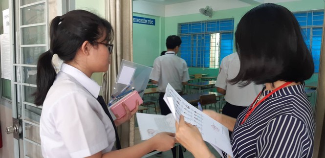 Kết thúc thi Toán: Thí sinh hớn hở, cập nhật lời giải - ảnh 3