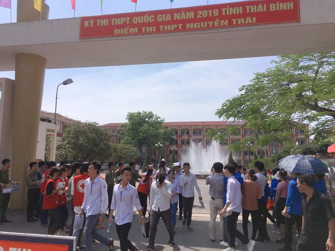 Kết thúc thi Toán: Thí sinh hớn hở, cập nhật lời giải - ảnh 5