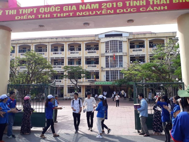 Kết thúc thi Toán: Thí sinh hớn hở, cập nhật lời giải - ảnh 43