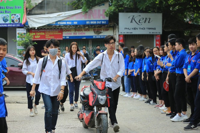 Ngày đầu thi THPT 2019: Siết chặt an ninh, cập nhật giải đề thi Ngữ Văn - ảnh 23