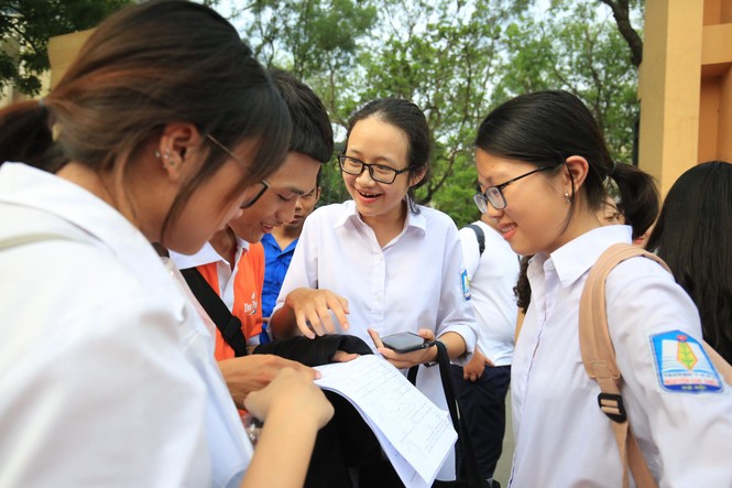 Kết thúc thi Toán: Thí sinh hớn hở, cập nhật lời giải - ảnh 37