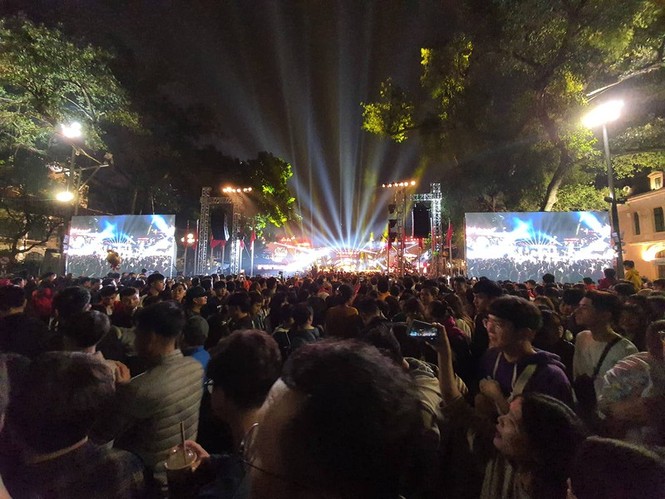Pháo hoa rực sáng đón năm mới 2020 - ảnh 40