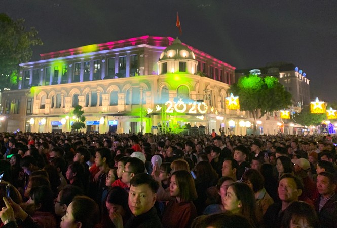 Pháo hoa rực sáng đón năm mới 2020 - ảnh 47