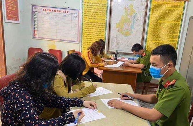 Tụ tập “buôn chuyện” trong mùa dịch, 4 người phụ nữ bị xử phạt - ảnh 1