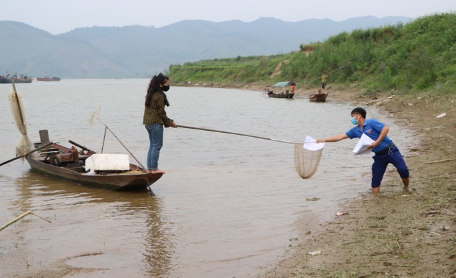 Nghỉ học do COVID-19, những “shipper áo xanh” mang bài đến tận nhà cho học sinh - ảnh 2