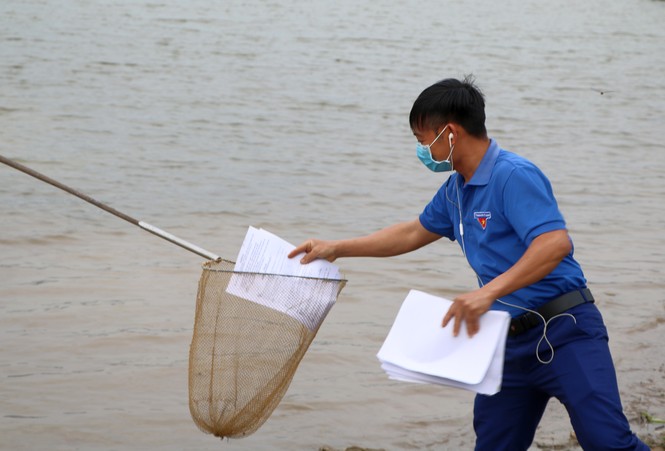 Nghỉ học do COVID-19, những “shipper áo xanh” mang bài đến tận nhà cho học sinh - ảnh 8