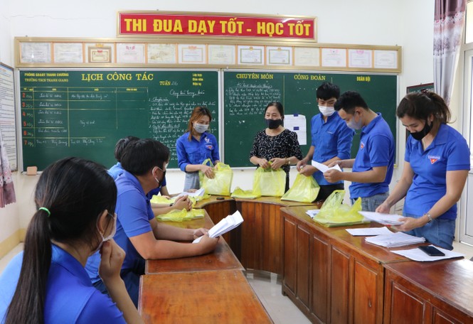 Nghỉ học do COVID-19, những “shipper áo xanh” mang bài đến tận nhà cho học sinh - ảnh 1