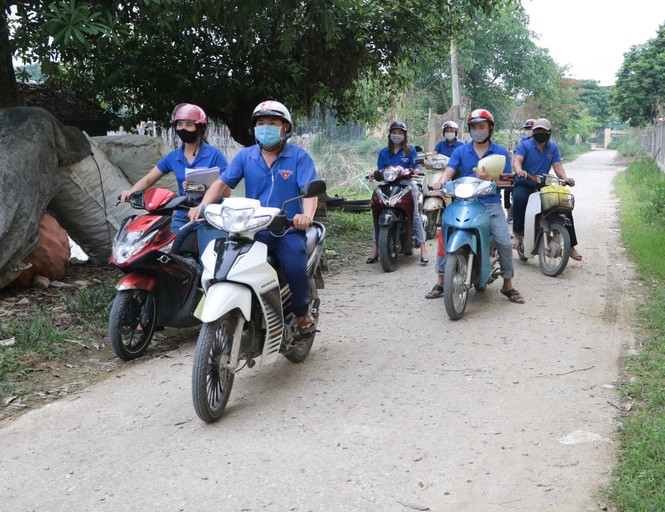 Nghỉ học do COVID-19, những “shipper áo xanh” mang bài đến tận nhà cho học sinh - ảnh 4