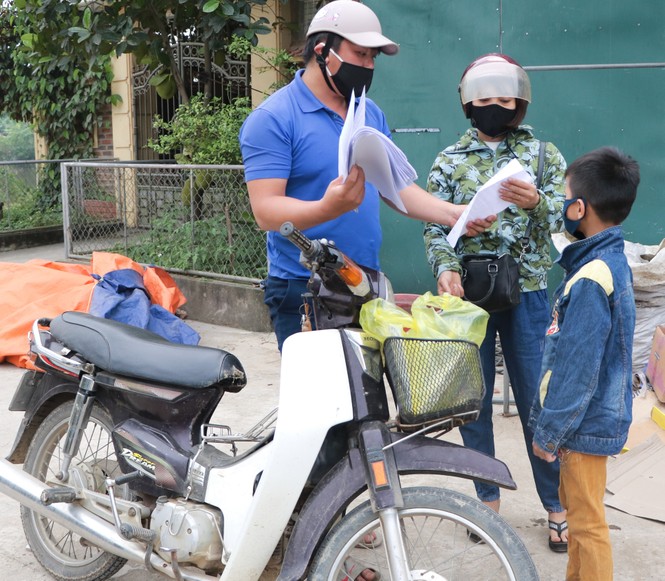 Nghỉ học do COVID-19, những “shipper áo xanh” mang bài đến tận nhà cho học sinh - ảnh 5