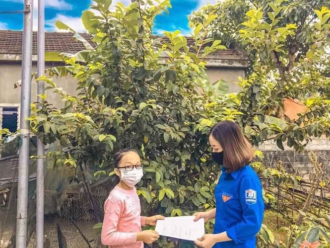 Nghỉ học do COVID-19, những “shipper áo xanh” mang bài đến tận nhà cho học sinh - ảnh 7