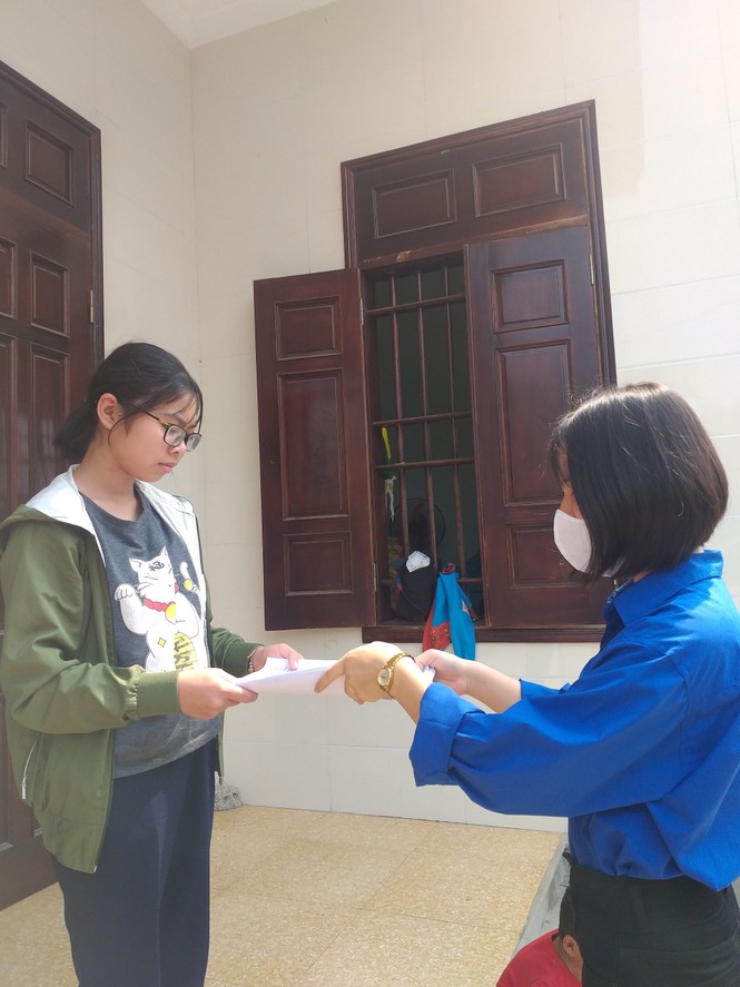 Nghỉ học do COVID-19, những “shipper áo xanh” mang bài đến tận nhà cho học sinh - ảnh 6