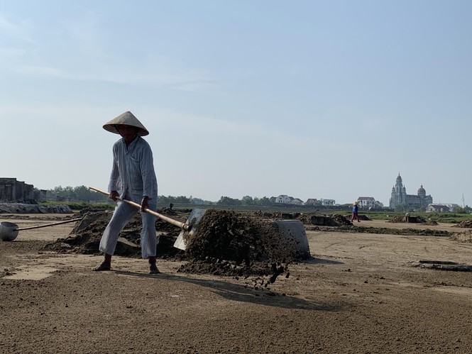 Hạt muối nhọc nhằn của diêm dân ngày nắng đỉnh điểm - ảnh 1