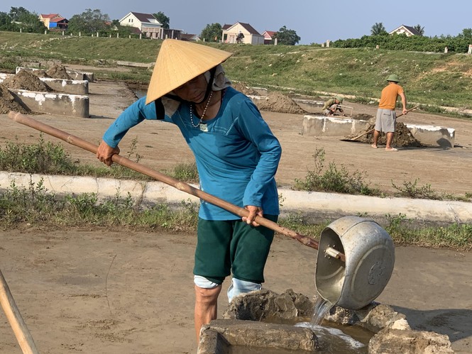 Hạt muối nhọc nhằn của diêm dân ngày nắng đỉnh điểm - ảnh 7