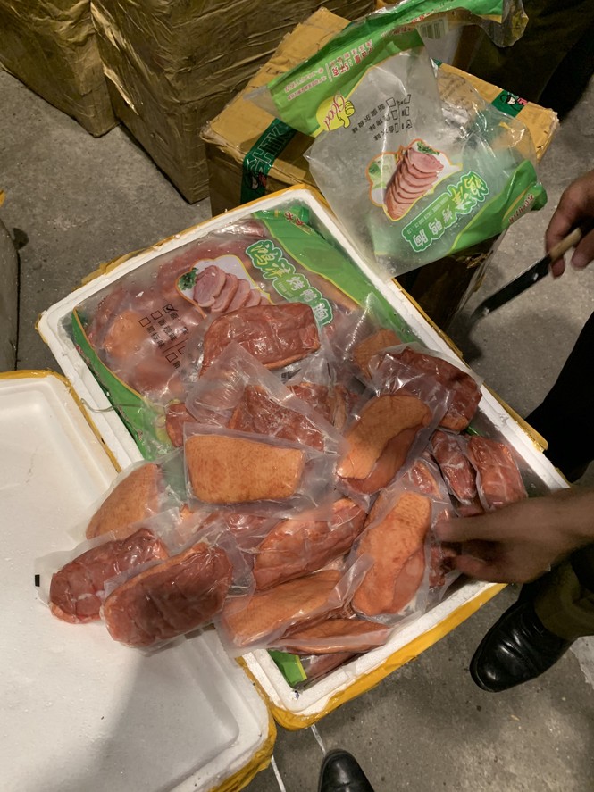 Bắt giữ 550 kg nội tạng gà, ức vịt,… bốc mùi hôi thối - ảnh 1