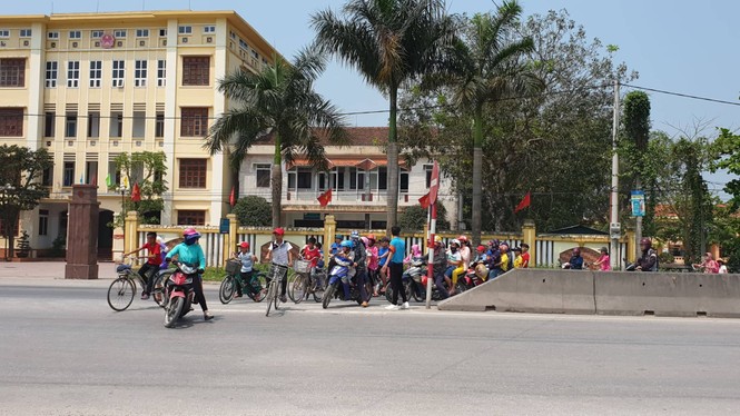 Điểm đen chết người trên QL 1A qua ba trường học - ảnh 2