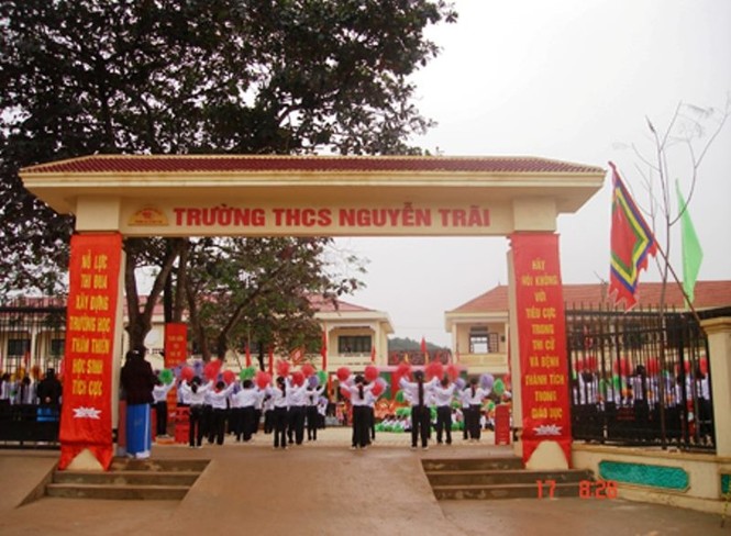 Rơi xuống bể bơi trường cấp 2, bé 4 tuổi đuối nước thương tâm - ảnh 1