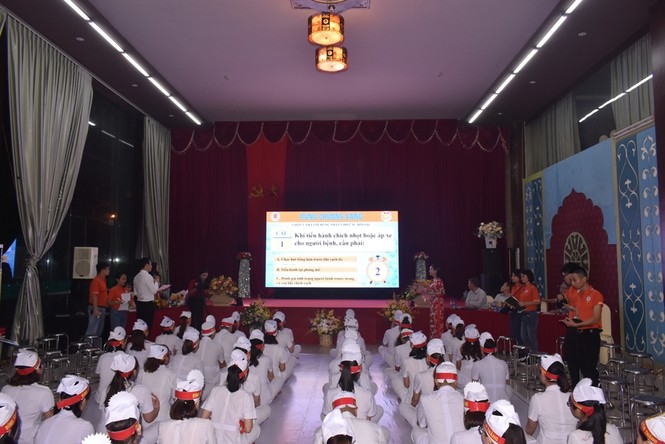 Những nữ y, bác sỹ rạng rỡ trong cuộc thi Rung chuông vàng tại Nghệ An - ảnh 2