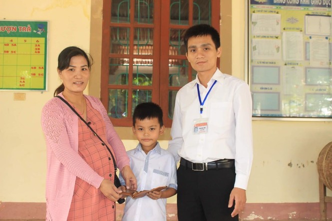 Cậu học trò lớp 3 nhặt được tiền và vàng trả lại người đánh rơi - ảnh 1