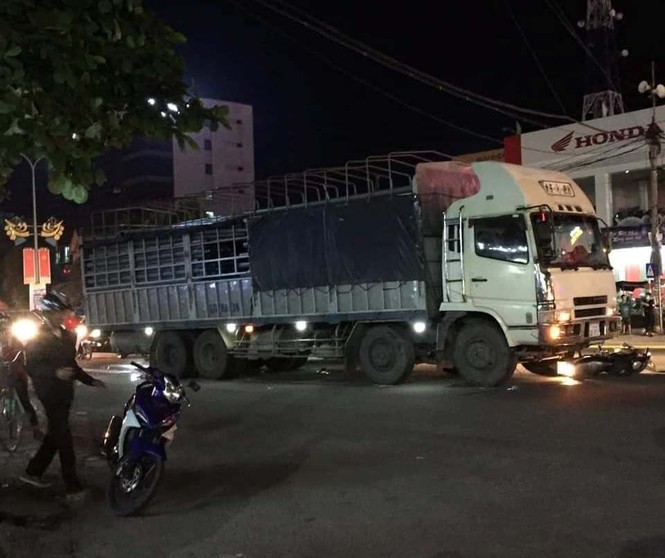 Xe tải đâm phương tiện dừng đèn tín hiệu khiến 2 người thương vong - ảnh 1