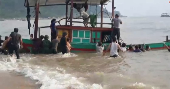 Tàu đánh cá chìm giữa biển, 3 ngư dân may mắn được cứu sống - ảnh 1