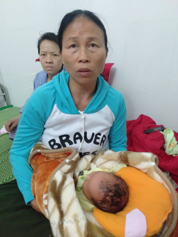 Bé trai mới sinh phải khâu 6 mũi do bác sĩ rạch dao trúng đầu khi mổ - ảnh 1