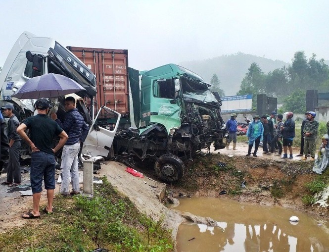 Xe đầu kéo bẹp dúm sau tai nạn liên hoàn trên quốc lộ - ảnh 1