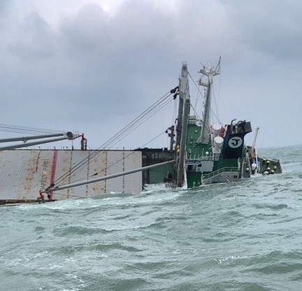 Tàu chở hàng gần 9.000 tấn chìm, khoảng 3km bờ biển có vệt cặn dầu - ảnh 4