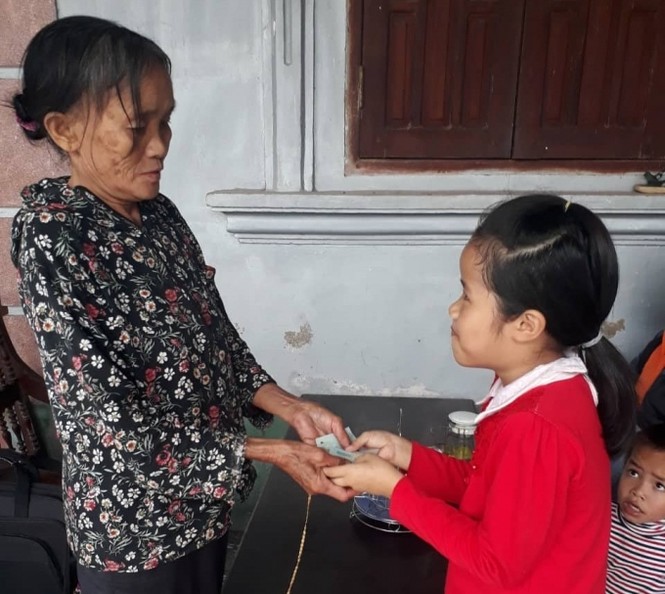 Nhặt được 11 triệu cùng 3 chỉ vàng, cô bé 8 tuổi trả lại cho cụ bà - ảnh 1