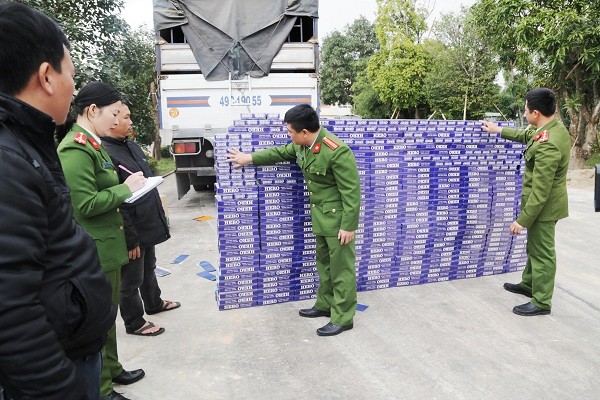 Phát hiện 10 ngàn bao thuốc lá lậu dưới gầm ô tô - ảnh 1