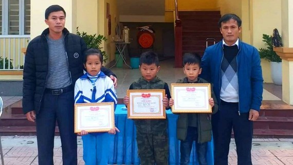 Khen thưởng 3 học sinh vì có hành động đẹp - ảnh 1