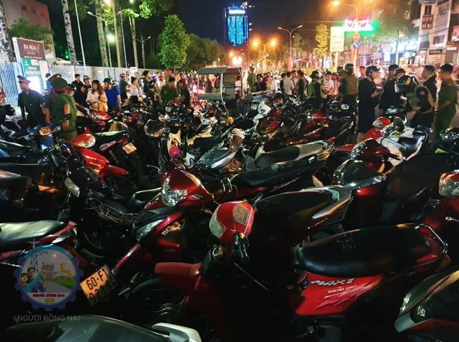 Đi bão mừng U22 chiến thắng, xe ô tô đâm gãy cột điện 2 người bị thương - ảnh 3