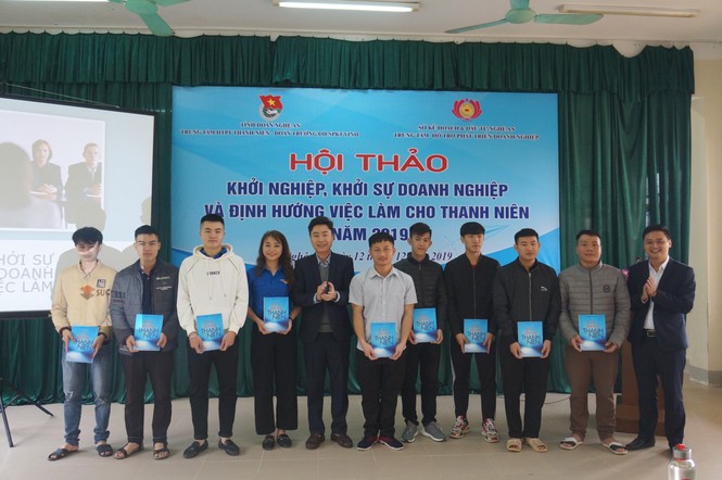 Hàng trăm sinh viên Nghệ An tham gia hội thảo Khởi nghiệp, định hướng việc làm 2019 - ảnh 1