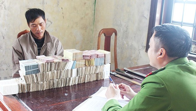 Lợi dụng không có người trong nhà, tên trộm phá cửa lấy gần 1 tỷ đồng - ảnh 1