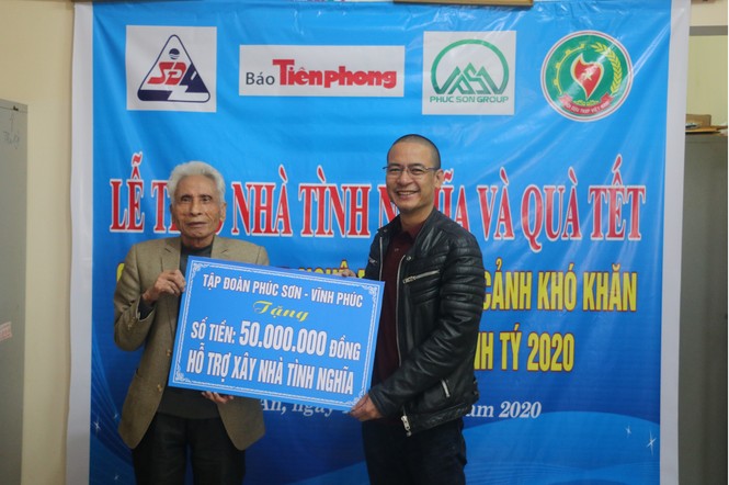 Báo Tiền Phong và nhà tài trợ trao 100 triệu đồng cho cựu TNXP Nghệ An - ảnh 1
