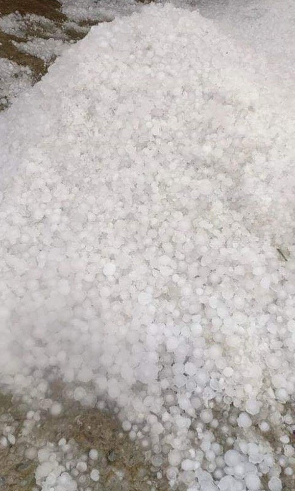 Mưa đá kèm theo lốc xoáy khiến nhiều nhà dân bị hư hỏng nặng - ảnh 1