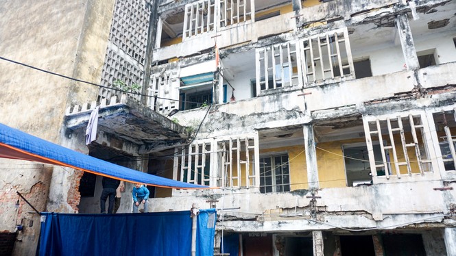 Cưỡng chế phá dỡ chung cư nứt toác gây nguy hiểm cho hàng ngàn cư dân - ảnh 1