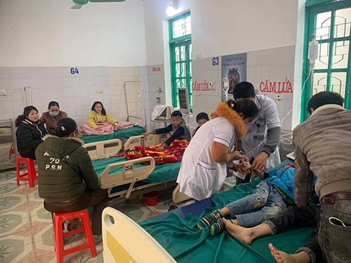 Ăn bánh mì trước cổng trường, 7 học sinh nhập viện cấp cứu - ảnh 1