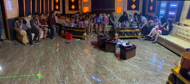 Bắt 73 đối tượng nam và nữ “mở tiệc” ma túy trong quán karaoke - ảnh 1