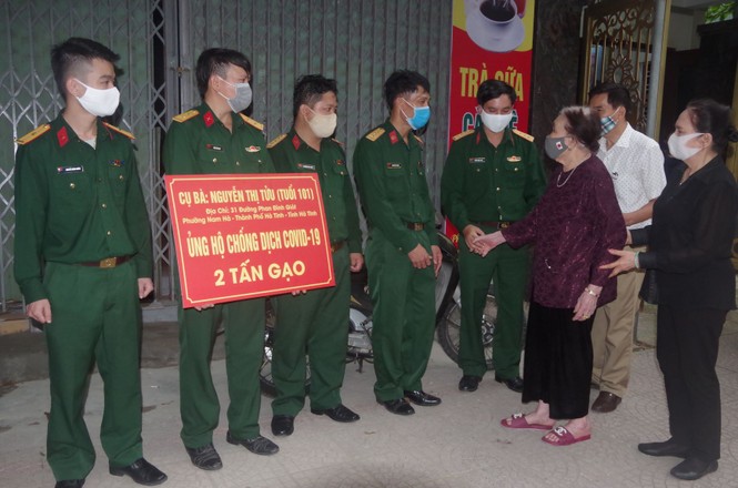 Cụ bà 101 tuổi dành tiền tiết kiệm mua 2 tấn gạo ủng hộ vùng cách ly - ảnh 2