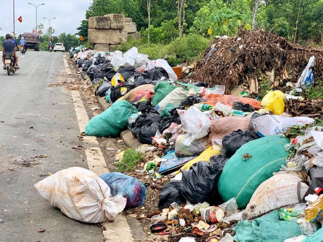 Không bãi tập kết, rác bủa vây đường Hồ Chí Minh - ảnh 4