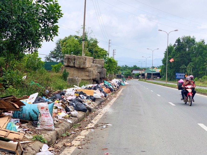 Không bãi tập kết, rác bủa vây đường Hồ Chí Minh - ảnh 1