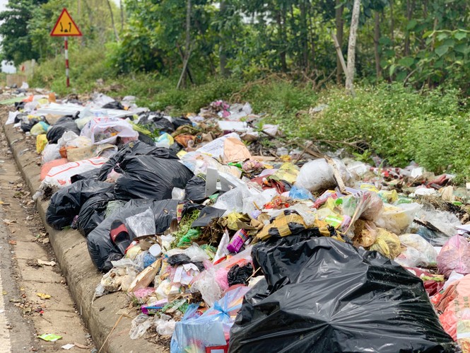 Không bãi tập kết, rác bủa vây đường Hồ Chí Minh - ảnh 7