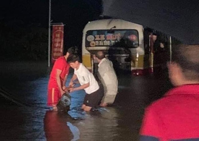 Bất chấp cảnh báo vào đường ngập lụt, xe buýt suýt bị cuốn trôi trong đêm - ảnh 1