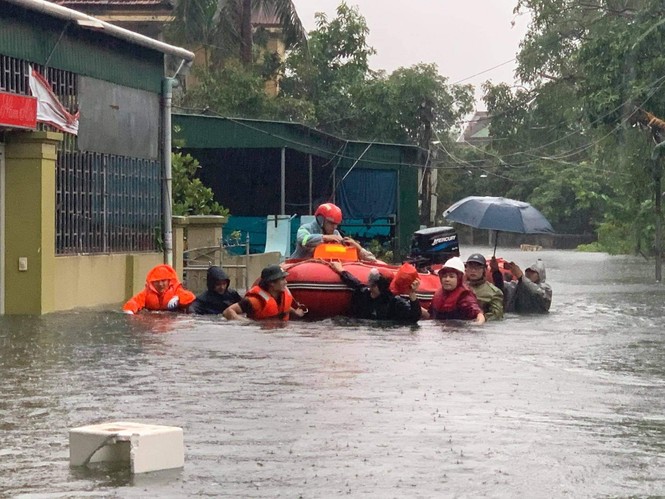 Bộ đội, Công an dầm mưa, lội nước cõng dân đến nơi an toàn - ảnh 4