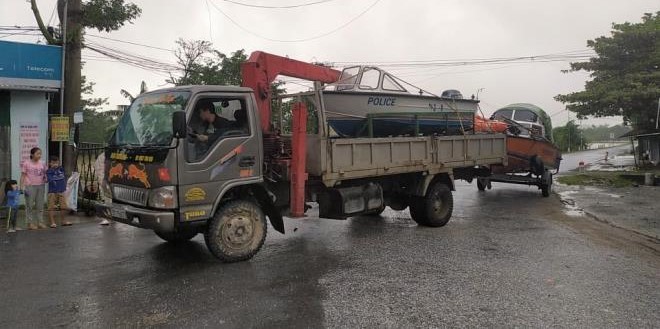 Tiếp tế lương thực, nước uống cho xã bị lũ cô lập - ảnh 3