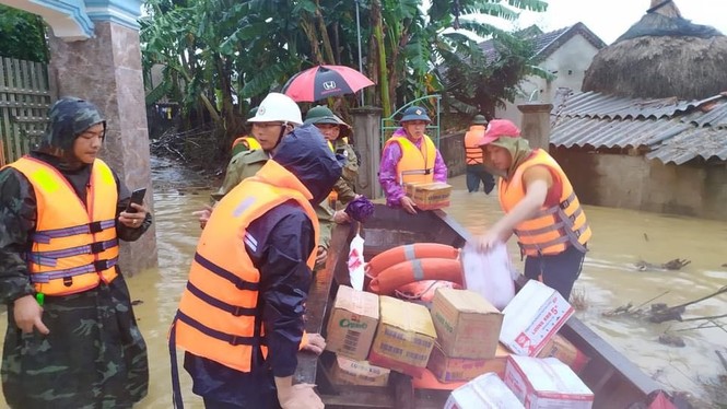 Tiếp tế lương thực, nước uống cho xã bị lũ cô lập - ảnh 6