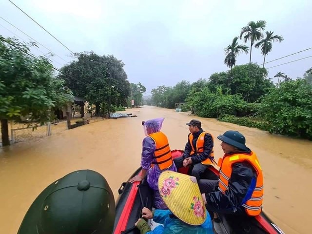 Tiếp tế lương thực, nước uống cho xã bị lũ cô lập - ảnh 2
