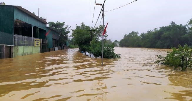 Tiếp tế lương thực, nước uống cho xã bị lũ cô lập - ảnh 1